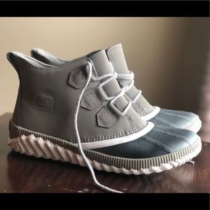 SOREL Out N About 8.5 Gray Leather Duck Ankle Boot